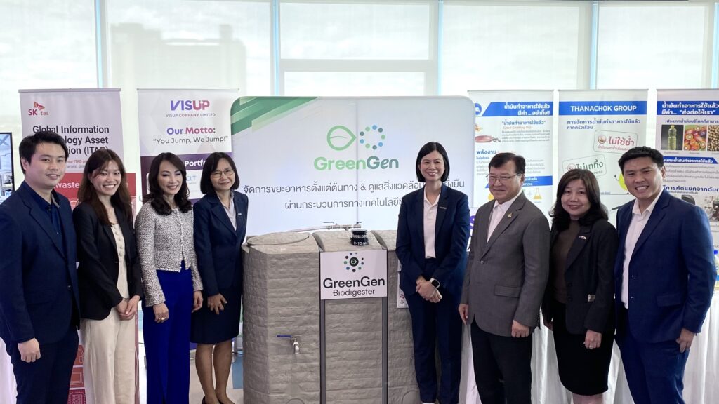 รูปรวมคุณจจรีพร จารุกรสกุล ถังจัดการขยะอาหาร GreenGen Biodigester งานเซ็น MOU โครงการ WeCycle WHA