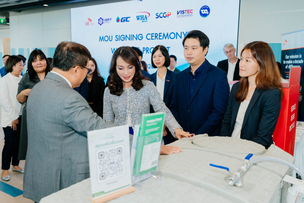 บรรยากาศงานเซ็น MOU โครงการ WeCYCLE โดย WHA คุณจรีพร จารุกรสกุล เดินดูถังจัดการขยะอาหาร GreenGen Biodigester