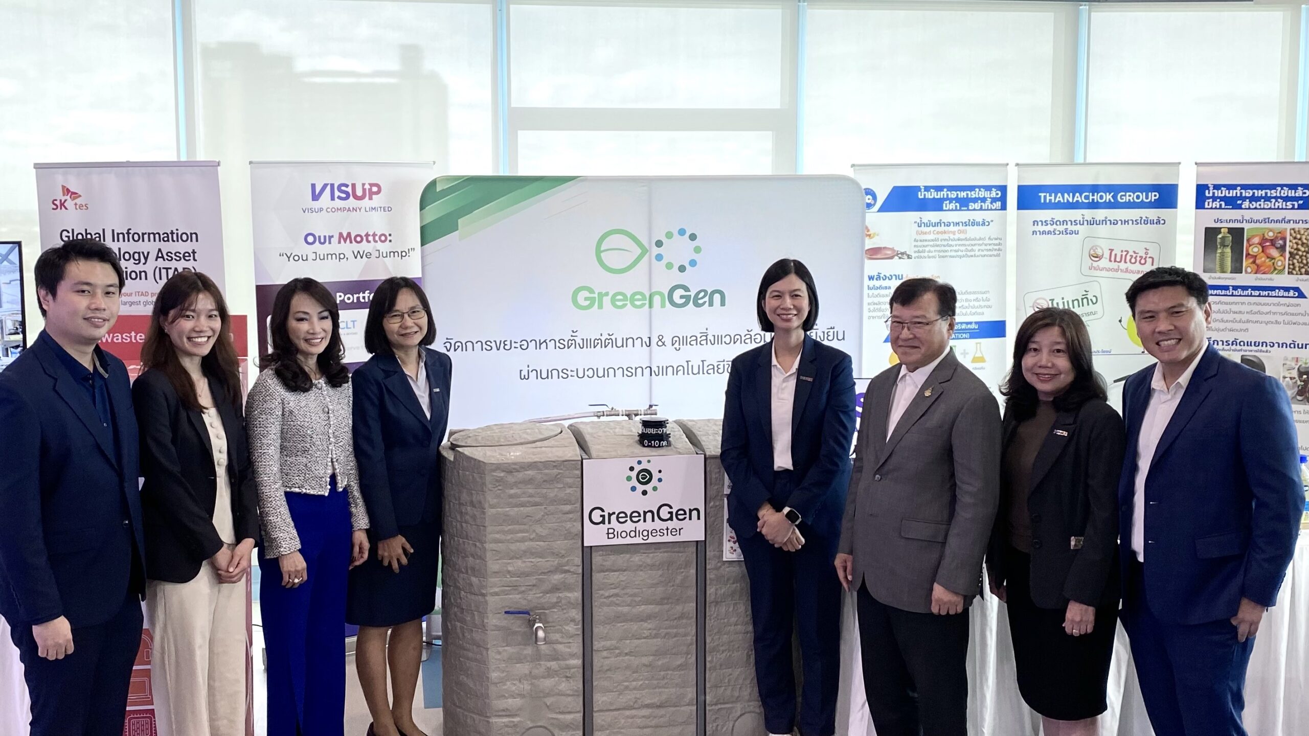 รูปรวมคุณจจรีพร จารุกรสกุล ถังจัดการขยะอาหาร GreenGen Biodigester งานเซ็น MOU โครงการ WeCycle WHA